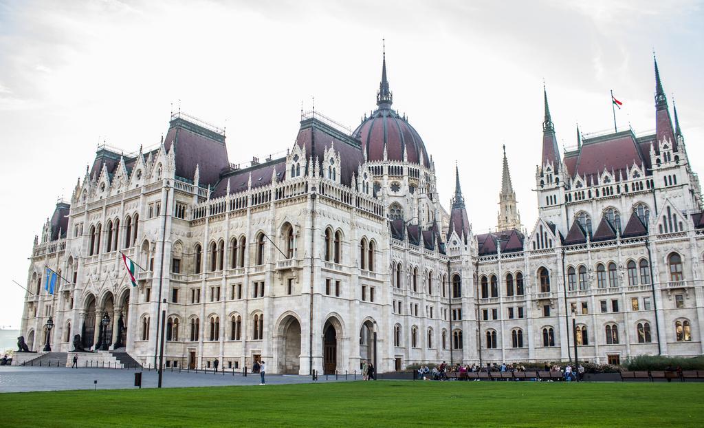 Home At Parliament Budapest Luaran gambar